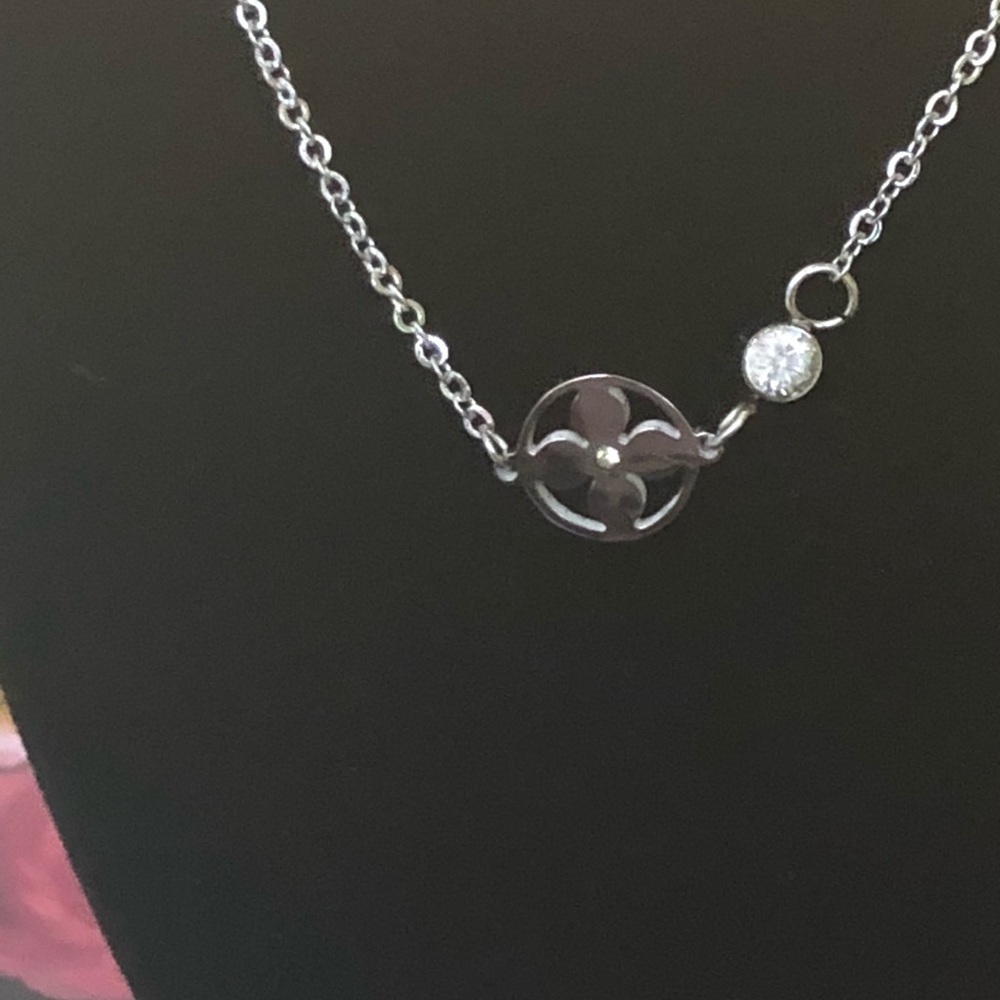 Stainless steel adjustable necklace with cristal